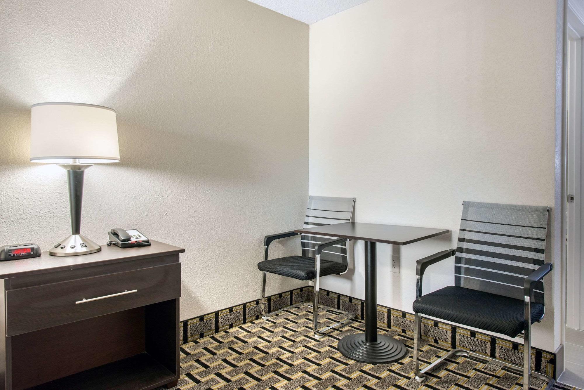 Clarion Inn & Suites Kissimmee-Lake Buena Vista South 外观 照片